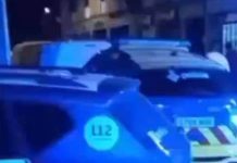 Pelea con un cuchillo en plena calle del Carmel de Barcelona Pelea con un cuchillo en plena calle del Carmel de Barcelona