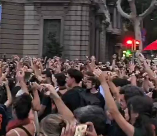 Protesta por la vivienda en Barcelona durante la visita de Sánchez Protesta por la vivienda en Barcelona durante la visita de Sánchez