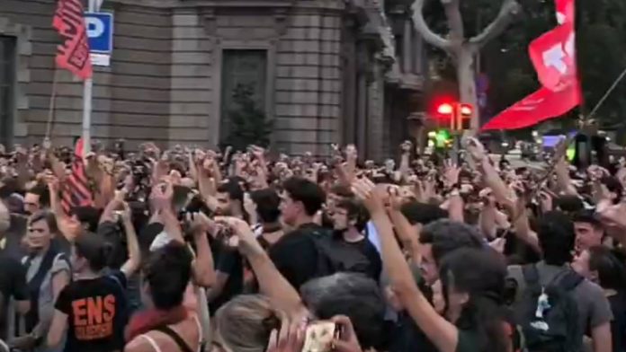 Protesta por la vivienda en Barcelona durante la visita de Sánchez