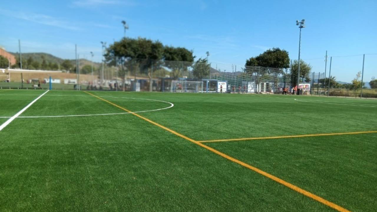 Renuevan el césped de los campos de la Teixonera y Foixarda 1 Renuevan el césped de los campos de la Teixonera y Foixarda