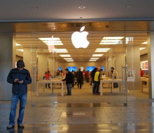 Roban de madrugada en la tienda de Apple de La Maquinista Roban de madrugada en la tienda de Apple de La Maquinista