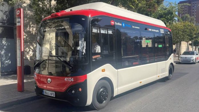 TMB estrena un minibús eléctrico entre Canyelles y Vall d’Hebron