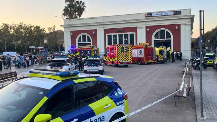 Tres heridos tras caer parte del techo de Fabra i Puig