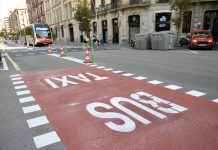 Pintan de rojo cuatro cruces en Balmes para prohibir giros desde el carril bus-taxi
