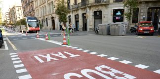 Pintan de rojo cuatro cruces en Balmes para prohibir giros desde el carril bus-taxi