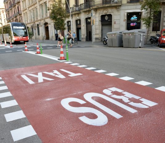 Pintan de rojo cuatro cruces en Balmes para prohibir giros desde el carril bus-taxi