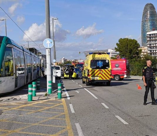 Accidente entre un tranvía y un coche en la Diagonal de Barcelona Accidente entre un tranvía y un coche en la Diagonal de Barcelona