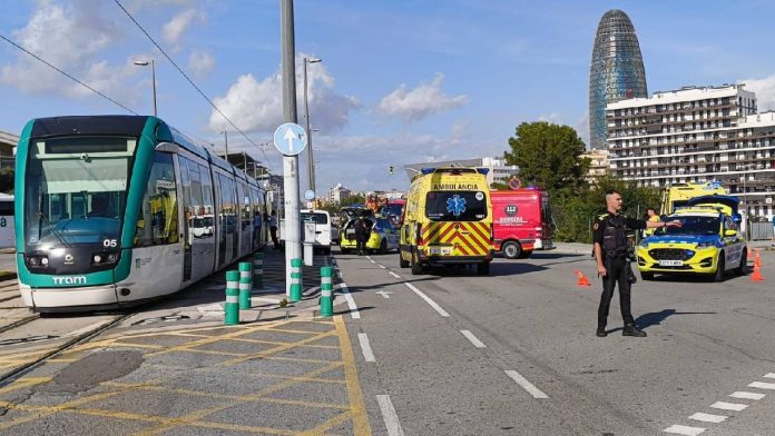 Accidente entre un tranvía y un coche en la Diagonal de Barcelona