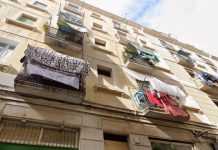 Barcelona compra un edificio del Raval por tanteo para ampliar la vivienda pública Barcelona compra un edificio del Raval por tanteo para ampliar la vivienda pública