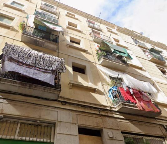Barcelona compra un edificio del Raval por tanteo para ampliar la vivienda pública Barcelona compra un edificio del Raval por tanteo para ampliar la vivienda pública