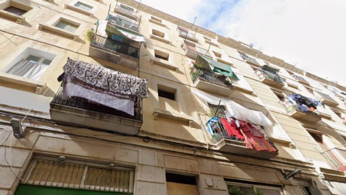 Barcelona compra un edificio del Raval por tanteo para ampliar la vivienda pública