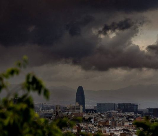 Barcelona rebaja la alerta tras las fuertes lluvias y recupera la movilidad Barcelona rebaja la alerta tras las fuertes lluvias y recupera la movilidad