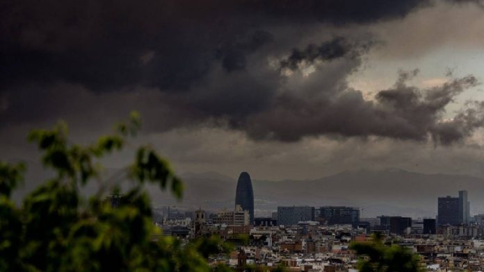 Barcelona rebaja la alerta tras las fuertes lluvias y recupera la movilidad