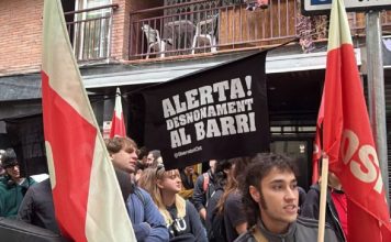 Desahucio en el Camp de l’Arpa: una madre y su hijo Desahucio en el Camp de l'Arpa: una madre y su hijo