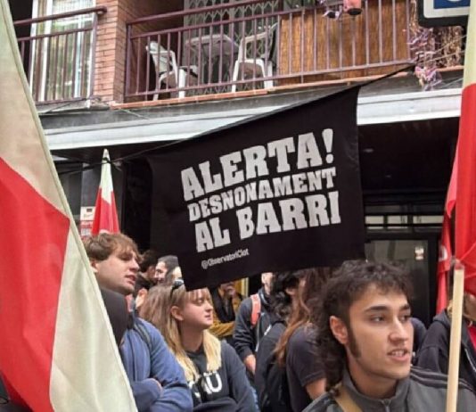 Desahucio en el Camp de l’Arpa: una madre y su hijo Desahucio en el Camp de l'Arpa: una madre y su hijo