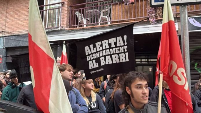 Desahucio en el Camp de l'Arpa: una madre y su hijo