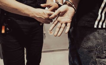 Detenido en Barcelona tras apuñalar a un hombre y refugiarse en un piso Detenido en Barcelona tras apuñalar a un hombre y refugiarse en un piso