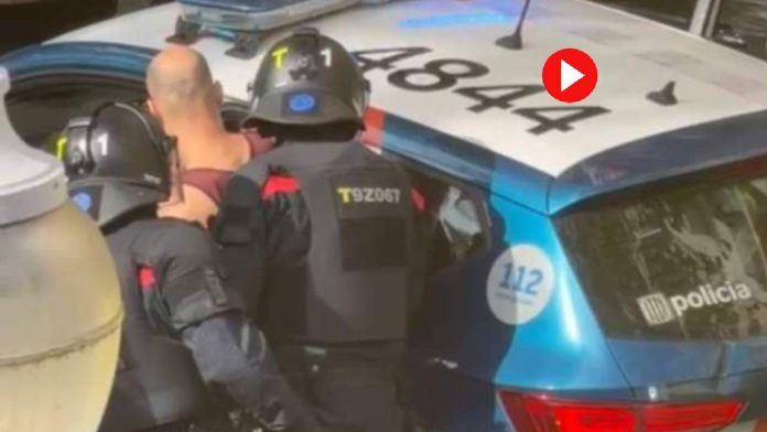Detenido un hombre tras entrar por la fuerza en casa de un vecino en el Poble-sec