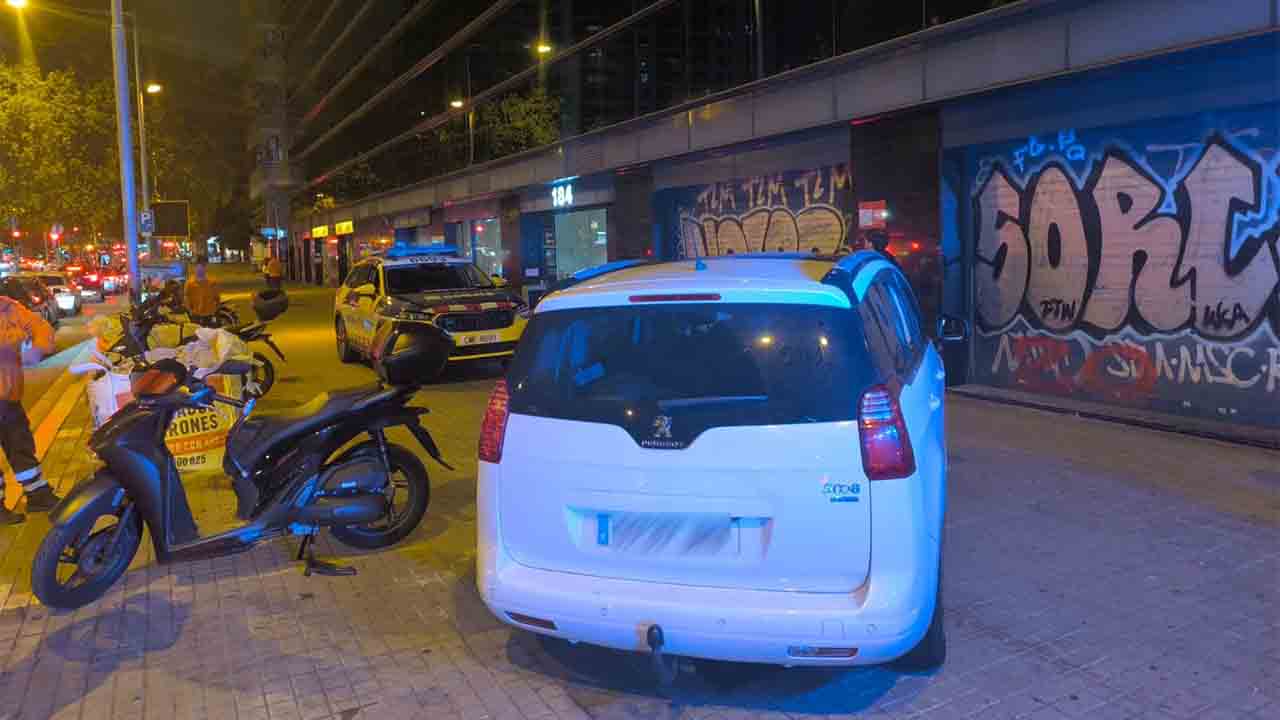 Barcelona prevé una nueva campaña de control a los VTC el 28 de octubre 1 Detenido un taxista pirata tras huir de los Mossos con turistas en Barcelona