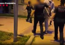 Detenidos dos jóvenes por robos con armas simuladas en Barcelona Detenidos dos jóvenes por robos con armas simuladas en Barcelona