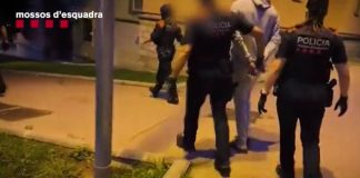 Detenidos dos jóvenes por robos con armas simuladas en Barcelona Detenidos dos jóvenes por robos con armas simuladas en Barcelona
