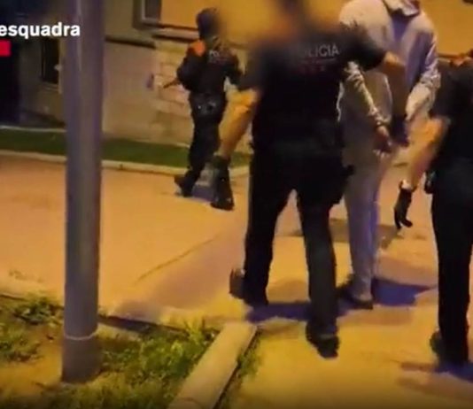 Detenidos dos jóvenes por robos con armas simuladas en Barcelona Detenidos dos jóvenes por robos con armas simuladas en Barcelona