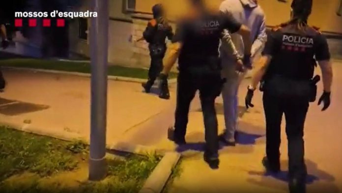 Detenidos dos jóvenes por robos con armas simuladas en Barcelona Detenidos dos jóvenes por robos con armas simuladas en Barcelona