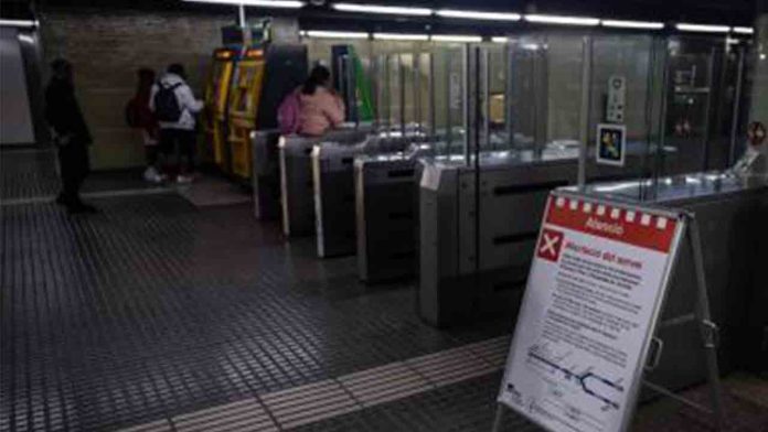 El desprendimiento de Adif en Gornal afectará a FGC una semana más El desprendimiento de Adif en Gornal afectará a FGC una semana más