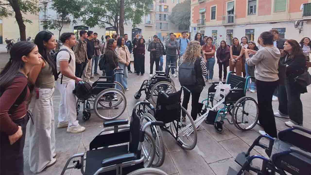 Futuros arquitectos analizan la accesibilidad del comercio en Barcelona