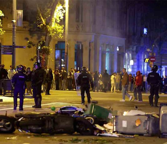 Graves disturbios en Barcelona durante la protesta juvenil Graves disturbios en Barcelona durante la protesta juvenil
