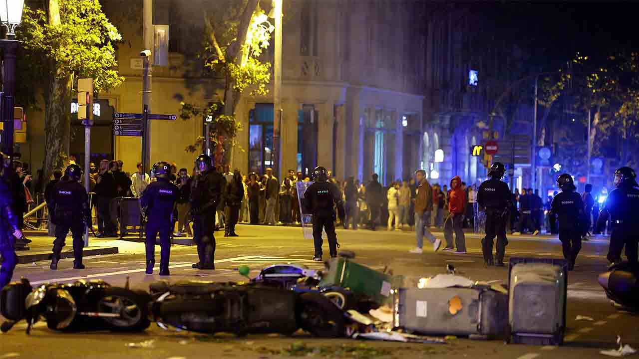 Graves disturbios en Barcelona durante la protesta juvenil