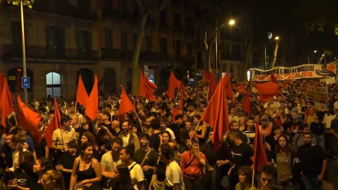 Miles de personas se manifiestan en Barcelona por el derecho a la vivienda Miles de personas se manifiestan en Barcelona por el derecho a la vivienda