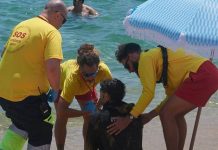 Rescatan a una bañista en la Barceloneta durante el temporal Rescatan a una bañista en la Barceloneta durante el temporal