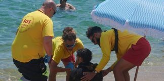 Rescatan a una bañista en la Barceloneta durante el temporal Rescatan a una bañista en la Barceloneta durante el temporal