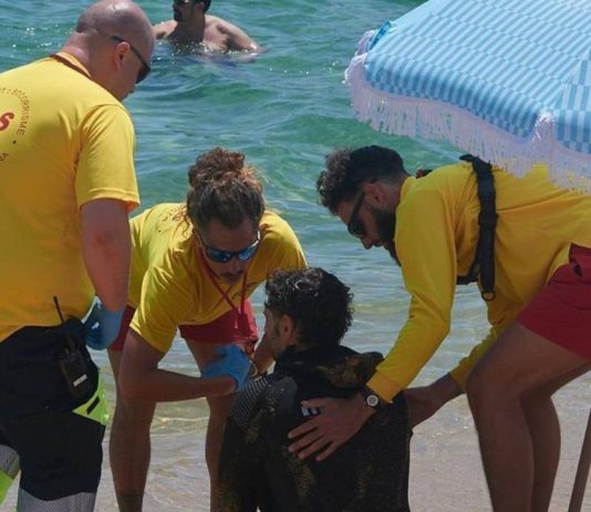 Rescatan a una bañista en la Barceloneta durante el temporal Rescatan a una bañista en la Barceloneta durante el temporal