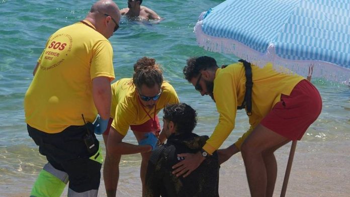 Rescatan a una bañista en la Barceloneta durante el temporal