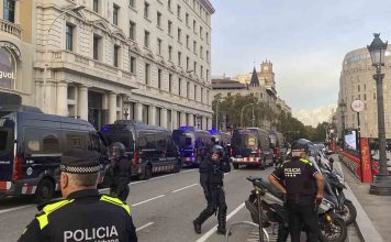Tensión en Barcelona por una protesta juvenil en plaza Catalunya Tensión en Barcelona por una protesta juvenil en plaza Catalunya