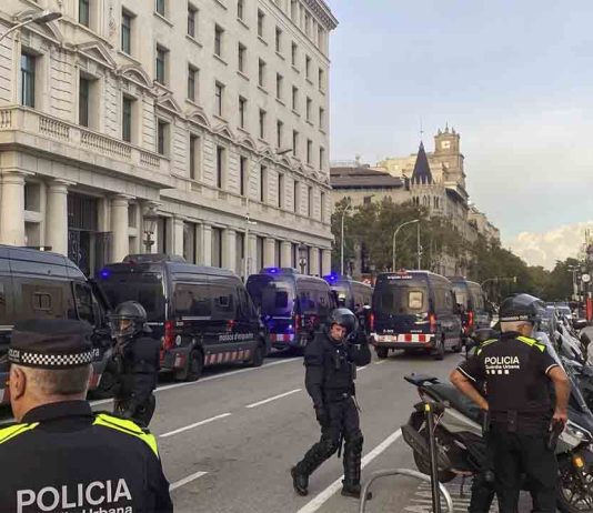 Tensión en Barcelona por una protesta juvenil en plaza Catalunya Tensión en Barcelona por una protesta juvenil en plaza Catalunya