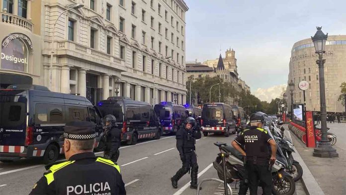 Tensión en Barcelona por una protesta juvenil en plaza Catalunya