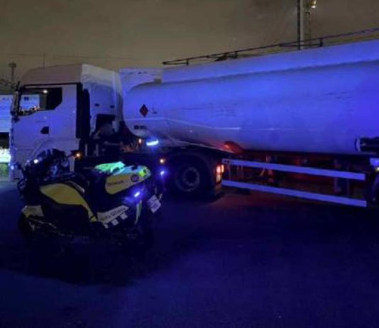 Un camión cisterna inmovilizado en Barcelona tras dar positivo en cocaína el conductor Un camión cisterna inmovilizado en Barcelona tras dar positivo en cocaína el conductor